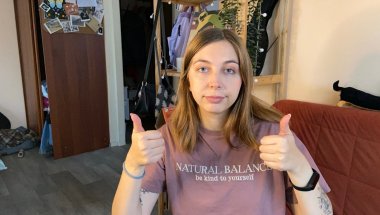 Учитель математики смотрит как Белка учит жизни детей