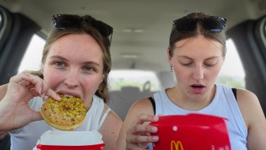 WIJ PROBEREN HET ONTBIJT VAN DE MCDONALDS