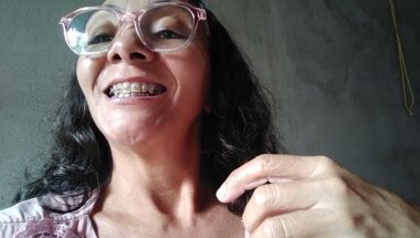 O dentista colocou um levante nos meus dentes para terminar de montar o aparelho ortodôntico
