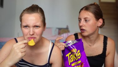 WE PROBEREN PITTIGE/HETE CHIPS...