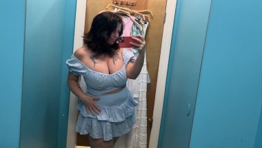 Beach shop try on. #clothingtryon #fittingroomtryon