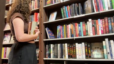 Vlog: decluttering books, a handmade top & what I've been reading