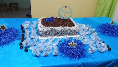 FIZ UM BOLO GIGANTE NO ANIVERSÁRIO DO GU