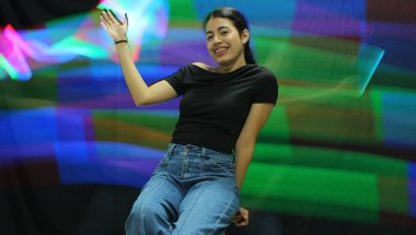 La sonrisa que pinta color