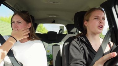 ZE GAAT VOOR HET EERST RIJDEN... (doodeng)