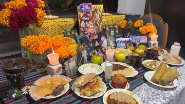 Terminando el altar de muertos