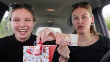 WE KOPEN KERSTCADEAU´S VOOR ELKAAR (€10 budget)