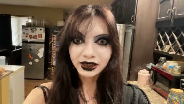 AN ADHD GOTH MAKES BROWNIES