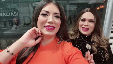 Esperando el bus para irnos al concierto de Yuridia