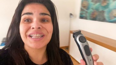 MACHUQUEI A DUDA CORTANDO A FRANJA DELA
