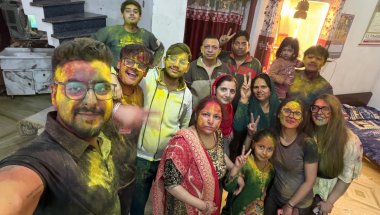 Iss baar SASURAL Valo k sath HOLI MANAYI || I Got Braces AGAIN! 😭🌈