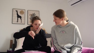 ZE MOEST HAAR VERSTANDSKIES LATEN TREKKEN...