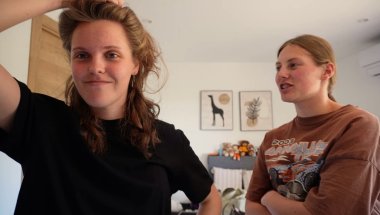 ZE HEEFT HAAR HAAR GEKNIPT...